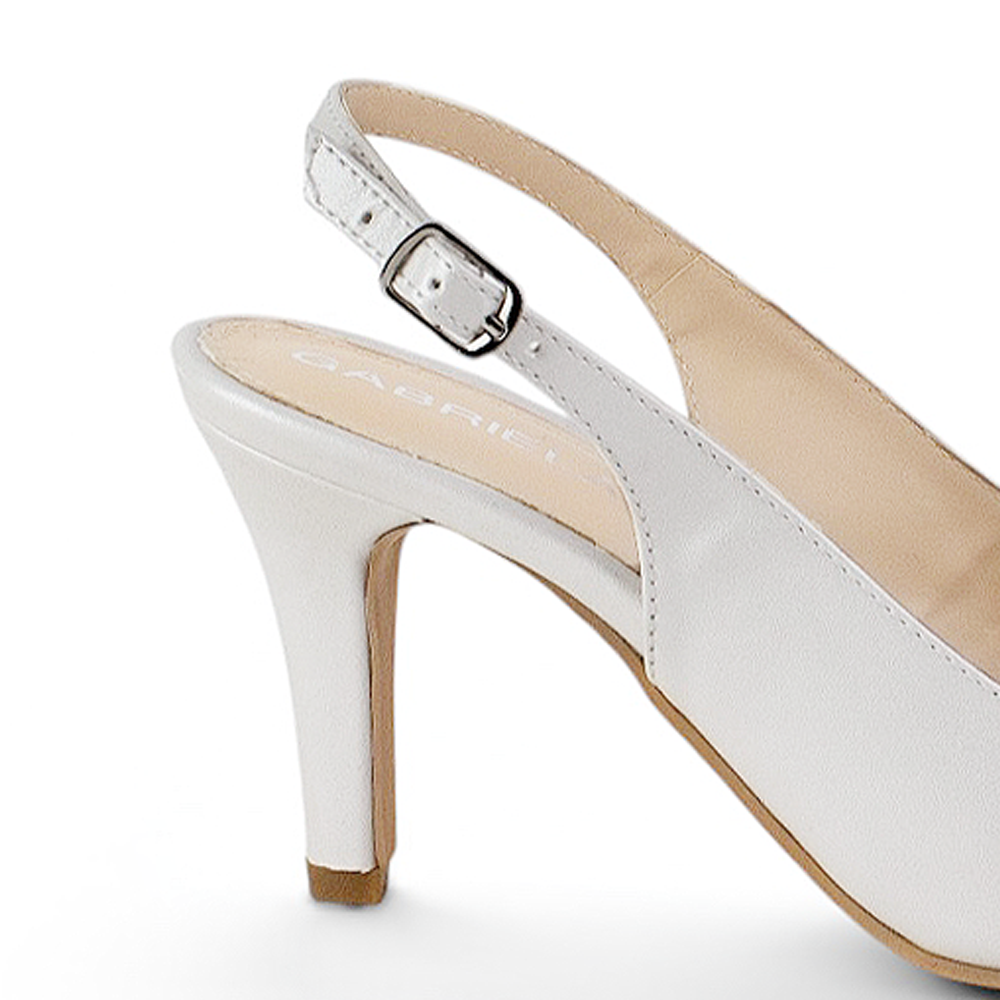 Vista trasera de zapatillas beige para mujer con tacon medio 