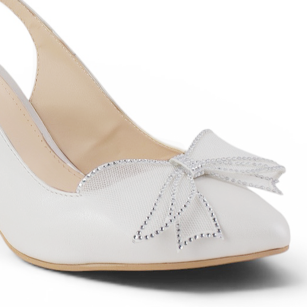 Detalle de material elegante en zapatillas beige con tacon medio para mujer