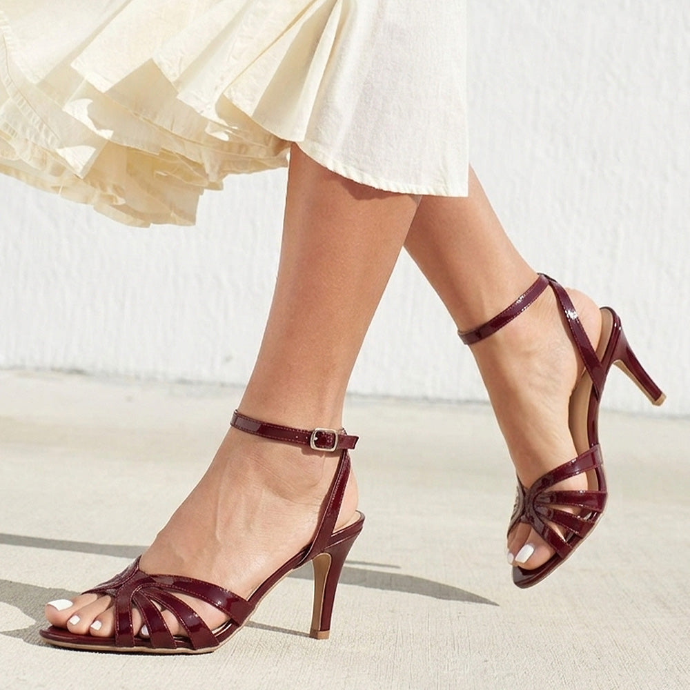 zapatillas color vino de mujer con tacon y pulsera 