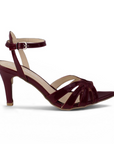 Vista lateral de zapatilla color vino para mujer con pulsera de tacon 