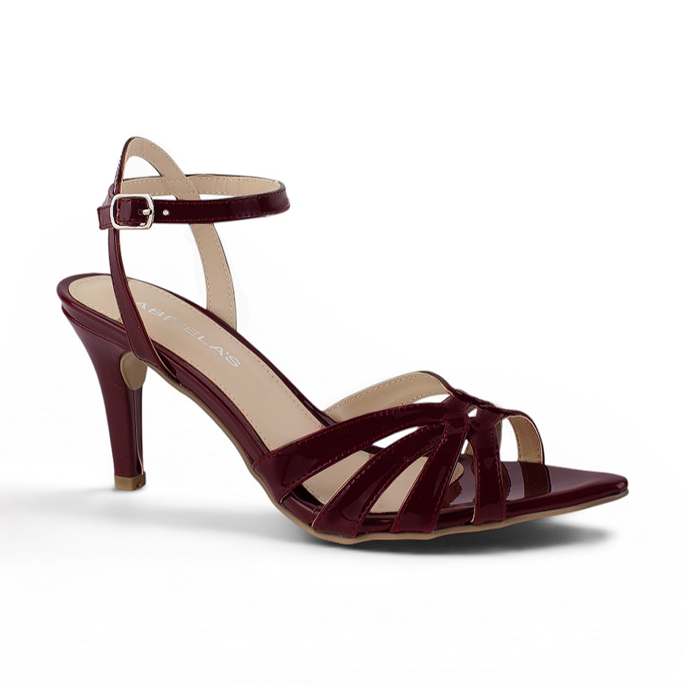 Vista diagonal de zapatilla color vino con pulsera para mujer de tacon 