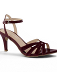 Vista diagonal de zapatilla color vino con pulsera para mujer de tacon 