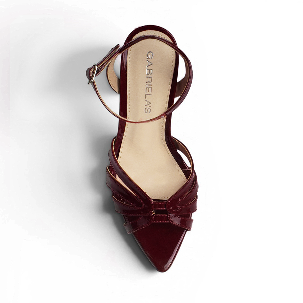 Vista superior de zapatilla color vino con pulsera de tacon para mujer
