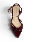 Vista superior de zapatilla color vino con pulsera de tacon para mujer