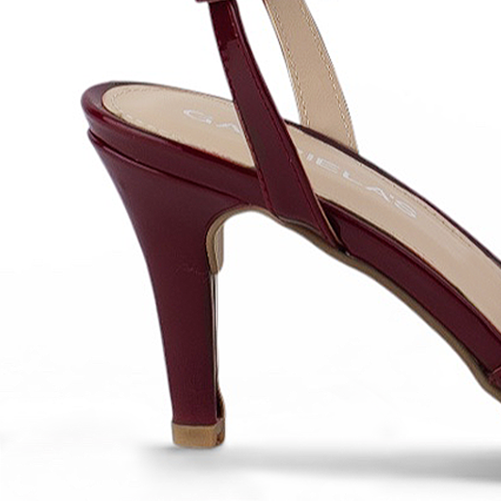 Vista trasera de zapatilla color vino para mujer con pulsera de tacon 