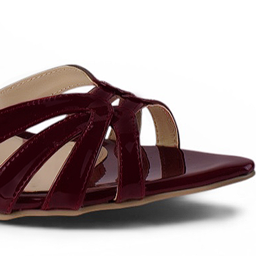 Detalle de material fresco en zapatilla color vino de tacon para mujer 