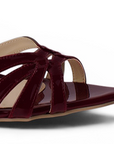 Detalle de material fresco en zapatilla color vino de tacon para mujer 