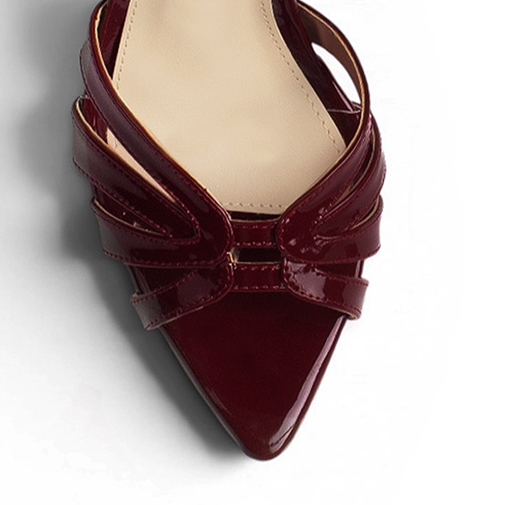 Vista del detalle del charol en zapatilla vino de tacon para mujer 