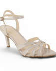 Vista diagonal de zapatilla color beige con pulsera para mujer de tacon 