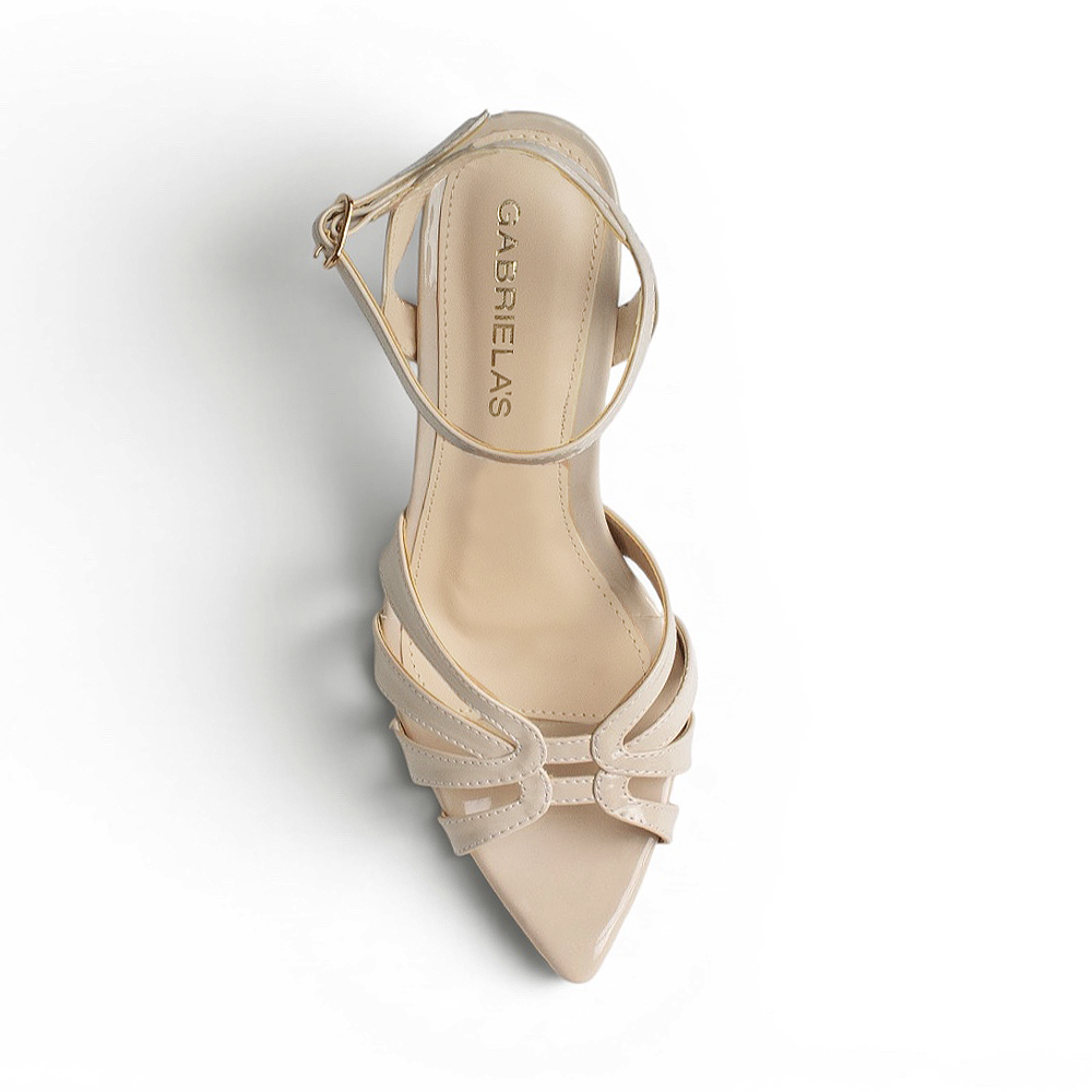 Vista superior de zapatilla color beige con pulsera de tacon para mujer