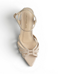 Vista superior de zapatilla color beige con pulsera de tacon para mujer