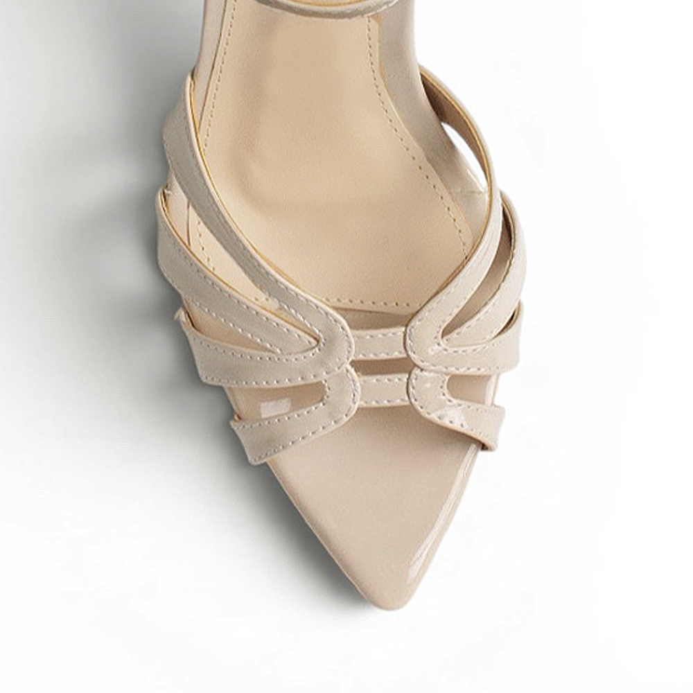 Vista del detalle del charol en zapatilla beige de tacon para mujer 