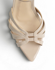 Vista del detalle del charol en zapatilla beige de tacon para mujer 