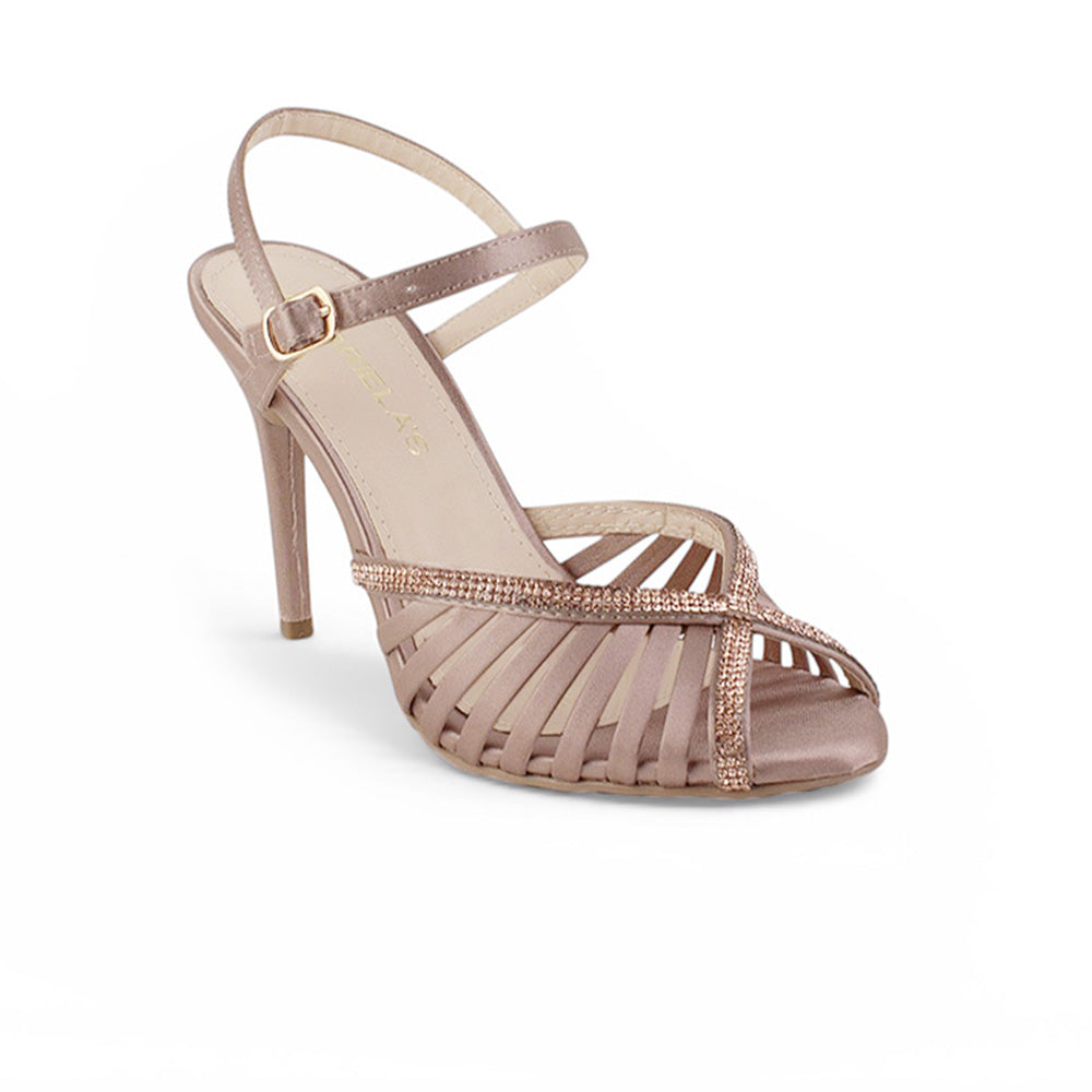 Vista diagonal de zapatilla color maquillaje con pulsera para mujer de tacon