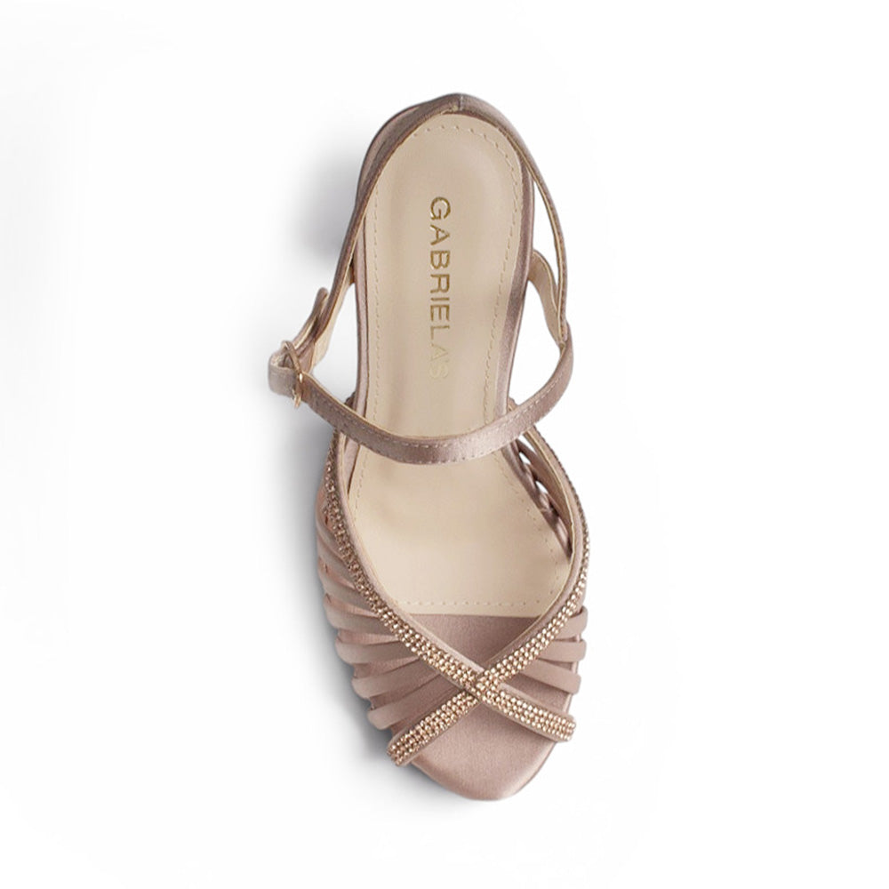 Vista superior de zapatilla color maquillaje con pulsera de tacon para mujer 