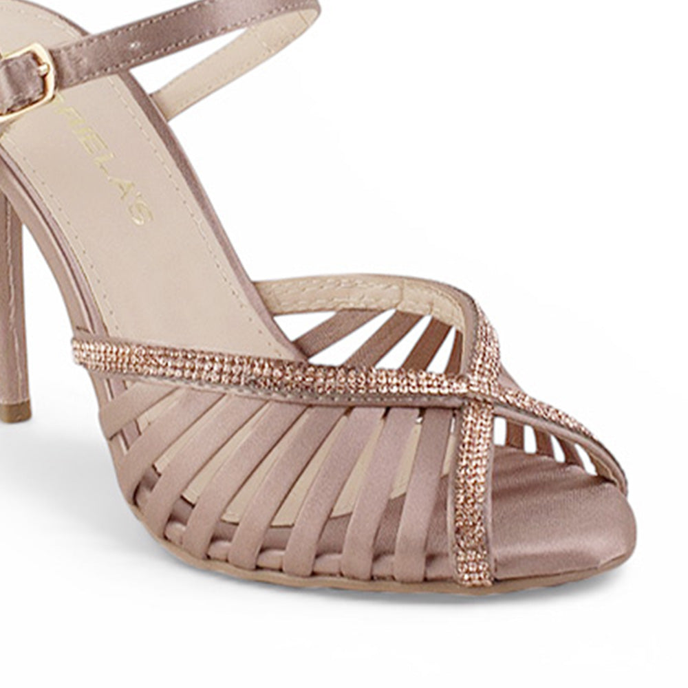 Detalle de material shantung en la zapatilla de tacon para mujer 