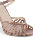 Detalle de material shantung en la zapatilla de tacon para mujer 