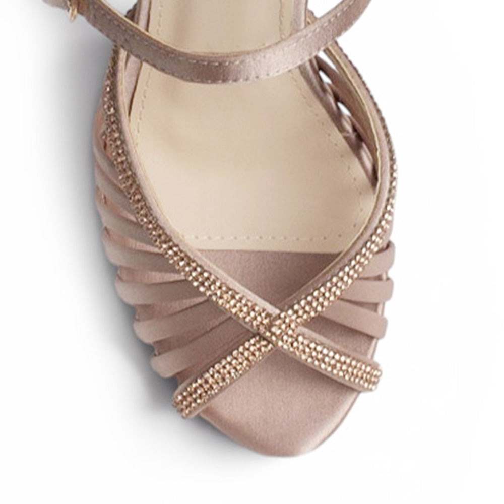 Vista del detalle de brillos en la zapatilla de tacon para mujer 