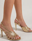 zapatillas color oro de mujer con tacon y pulsera 