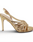 Vista lateral de zapatilla oro para mujer con pulsera de tacon 