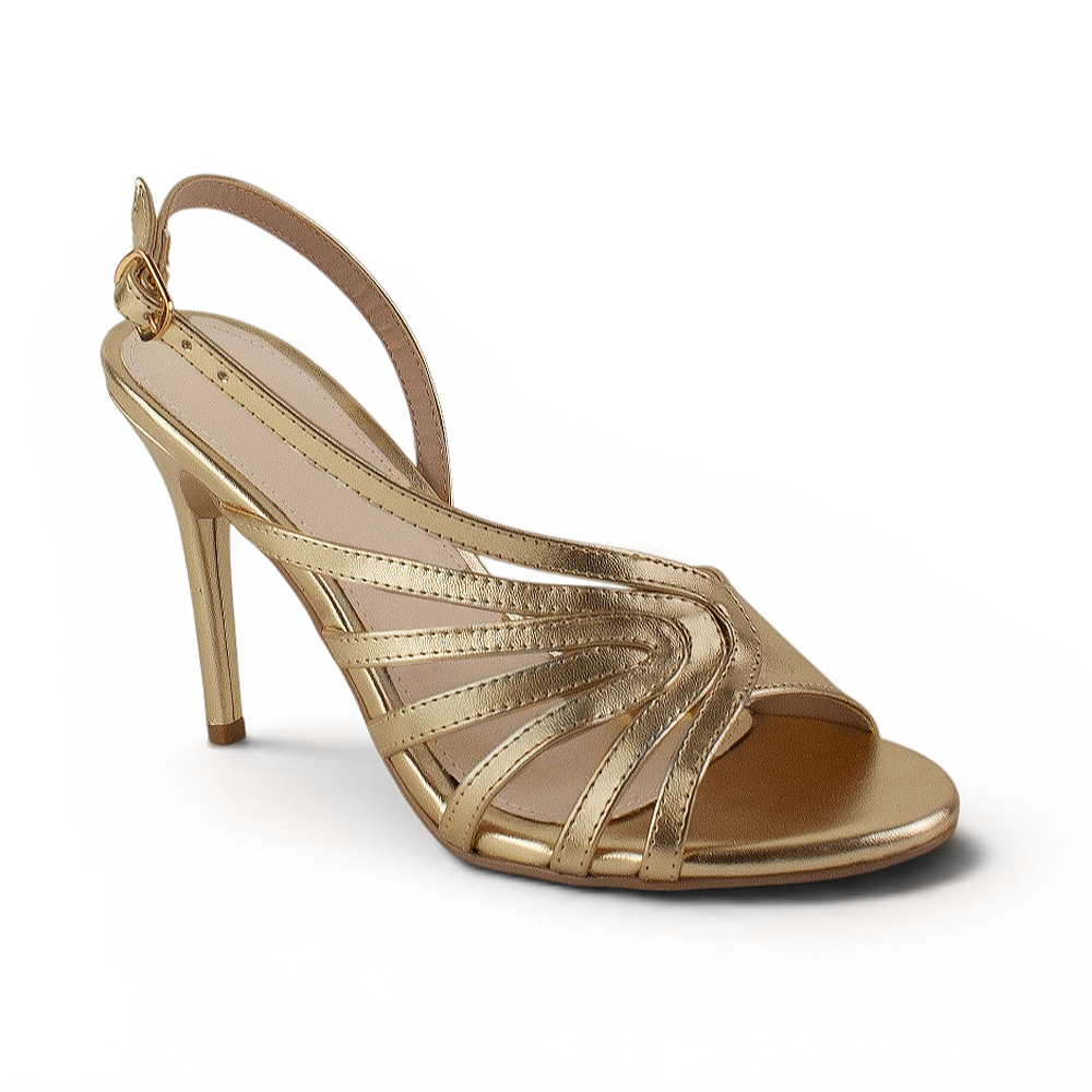 Vista diagonal de zapatilla oro con pulsera para mujer de tacon 