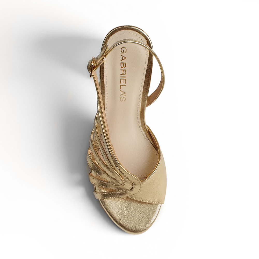 Vista superior de zapatilla oro con pulsera de tacon para mujer 