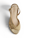 Vista superior de zapatilla oro con pulsera de tacon para mujer 