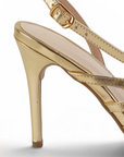 Vista trasera de zapatilla oro para mujer con pulsera de tacon 