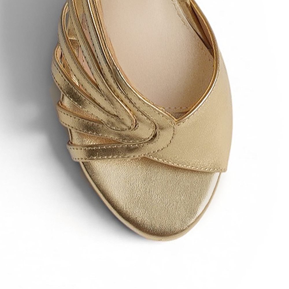 Vista del detalle de las tiras laterales en zapatilla oro de tacon para mujer