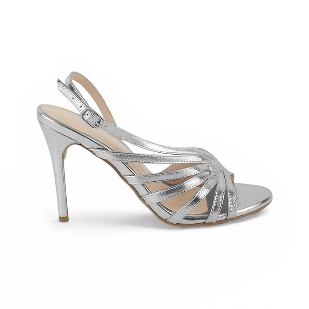 Vista lateral de zapatilla plata para mujer con tiras de tacon delgado 