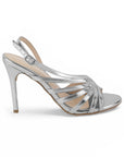 Vista lateral de zapatilla plata para mujer con tiras de tacon delgado 