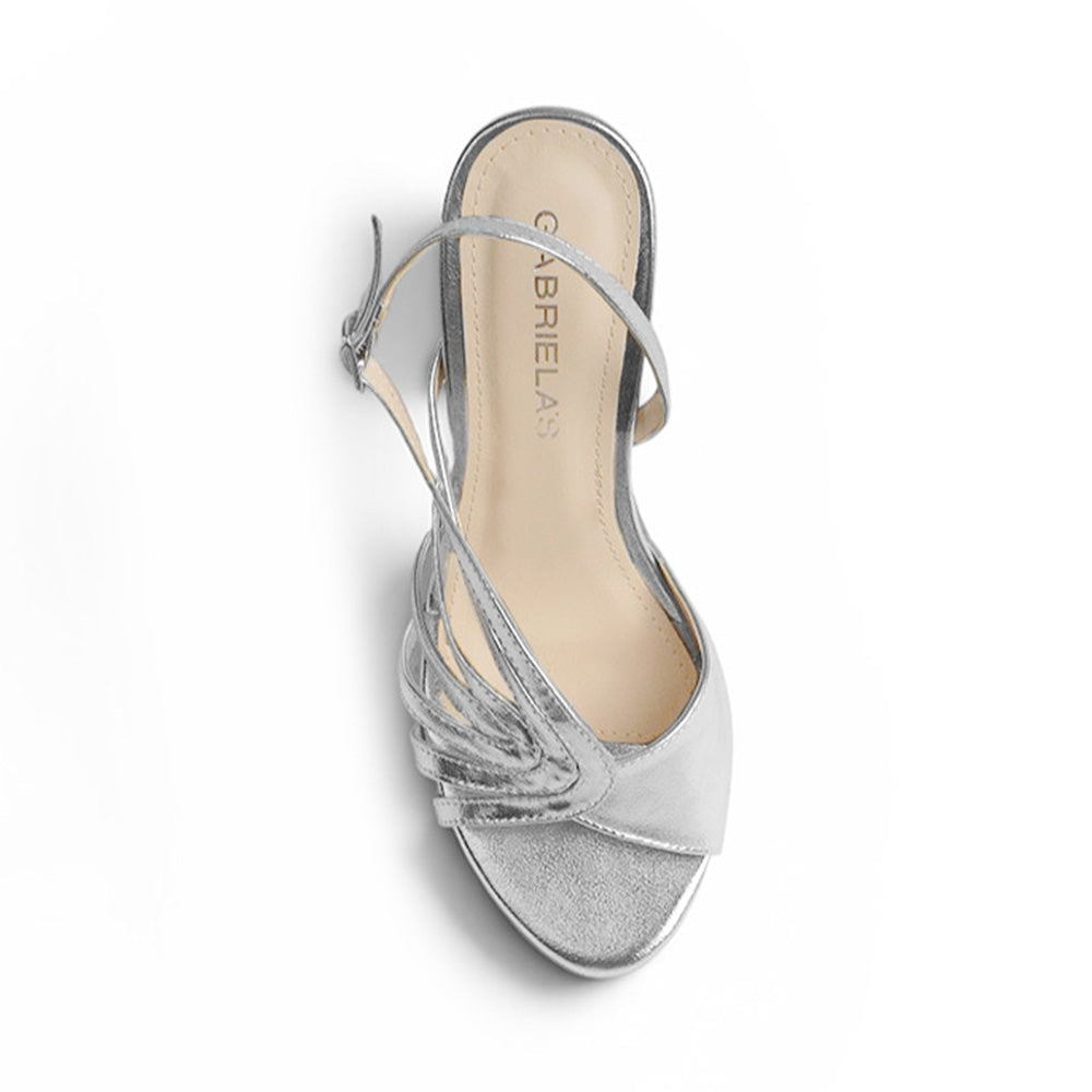Vista superior de zapatilla plata con tiras de tacon para mujer 