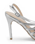 Vista trasera de zapatilla plata para mujer con tiras de tacon 