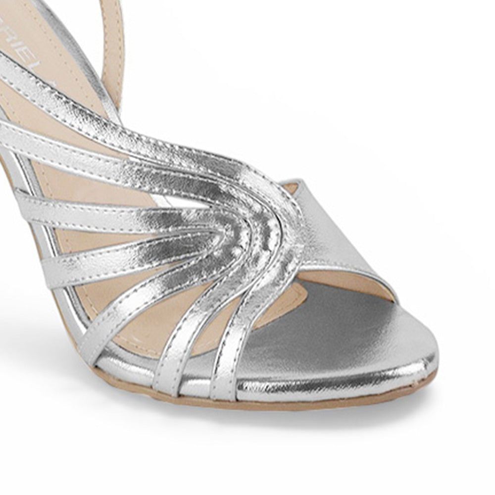 Detalle de material fresco en zapatilla plata de tacon para mujer 