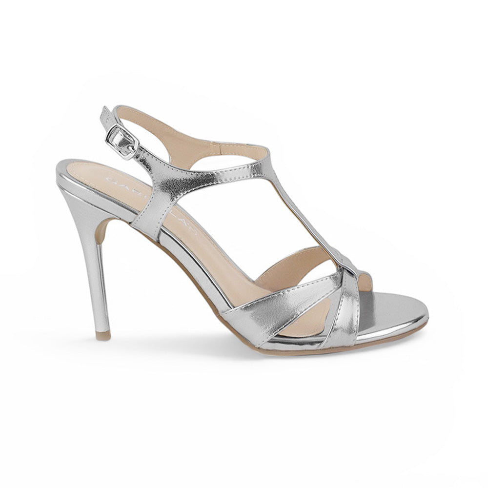 Vista lateral de zapatilla plata para mujer con pulsera de tacon 