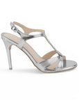 Vista lateral de zapatilla plata para mujer con pulsera de tacon 