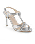 Vista diagonal de zapatilla plata con pulsera para mujer de tacon 