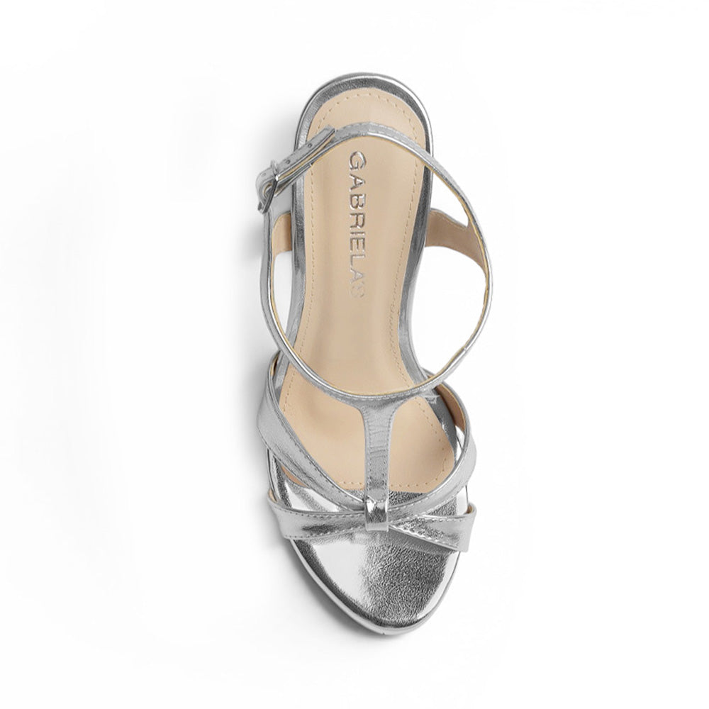 Vista superior de zapatilla plata con pulsera de tacon para mujer 