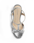 Vista superior de zapatilla plata con pulsera de tacon para mujer 