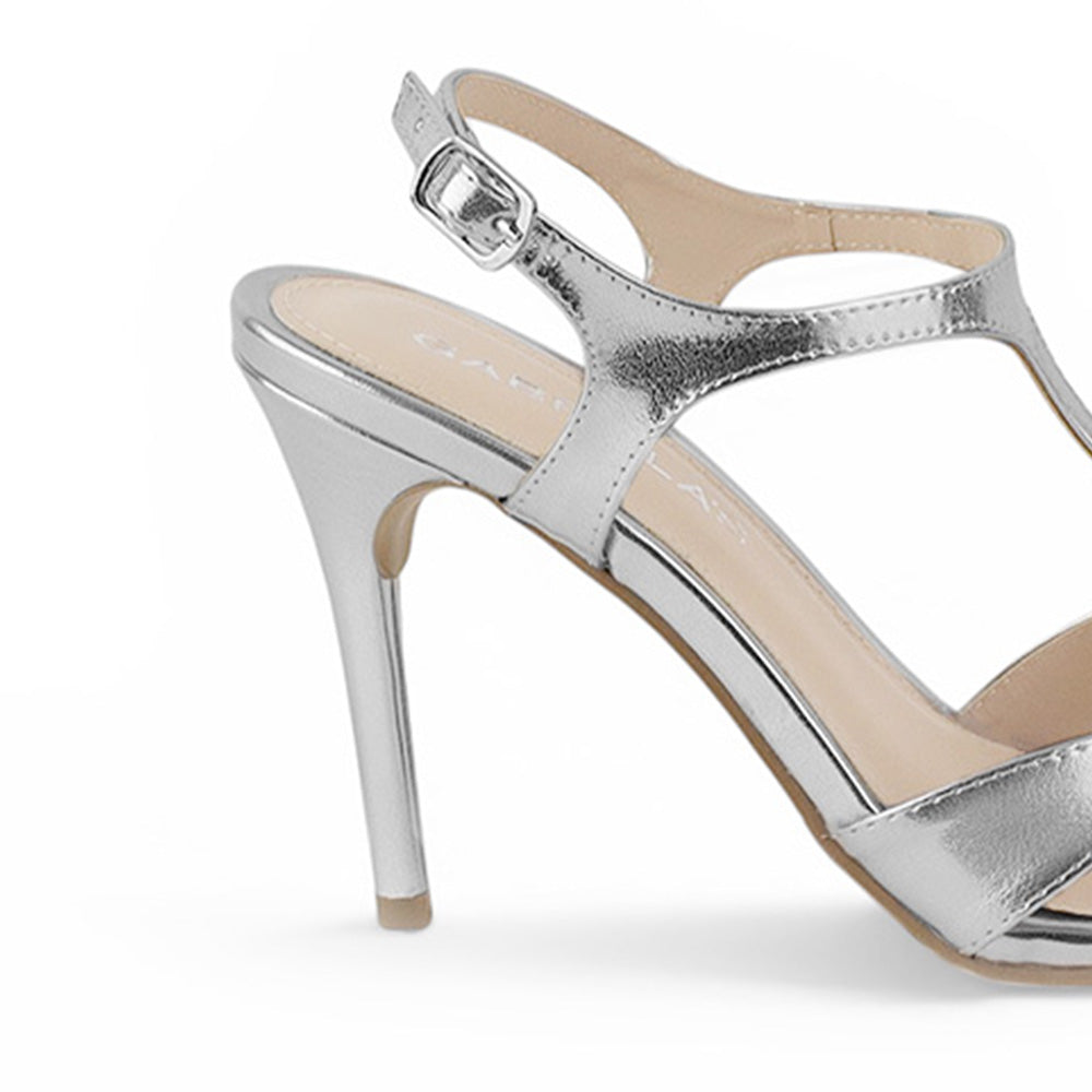 Vista trasera de zapatilla plata para mujer con pulsera de tacon  
