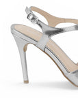 Vista trasera de zapatilla plata para mujer con pulsera de tacon  