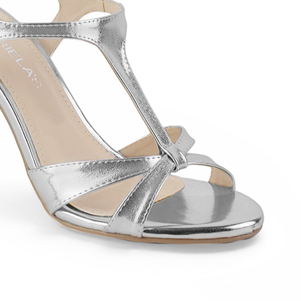 Detalle de material fresco en zapatilla plata de tacon delgado para mujer 