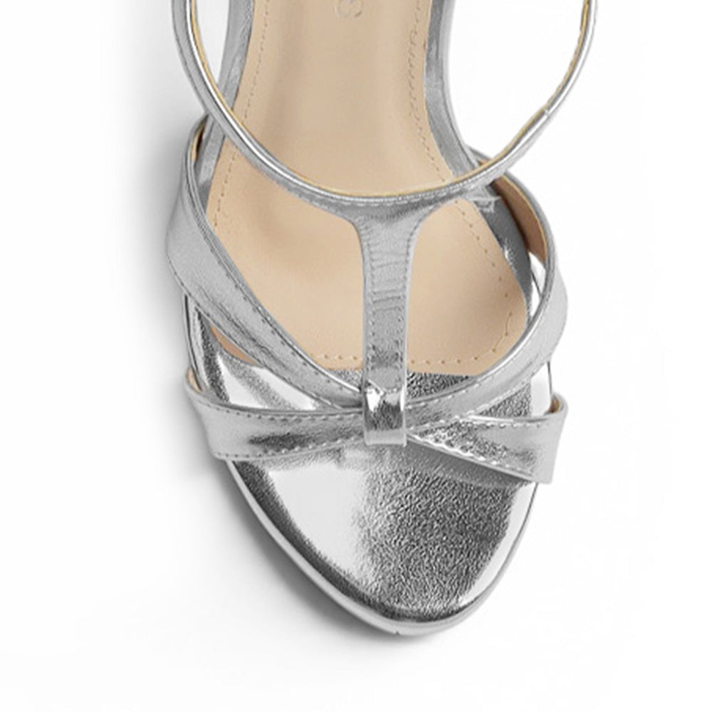 Vista del detalle de las tiras en zapatilla plata de tacon para mujer 