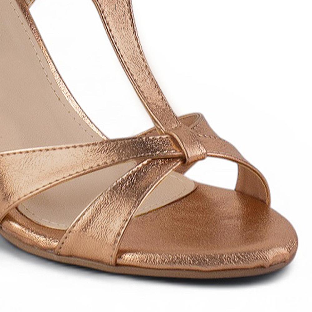 Detalle del material fresco de zapatilla oro rosado de mujer con tacon