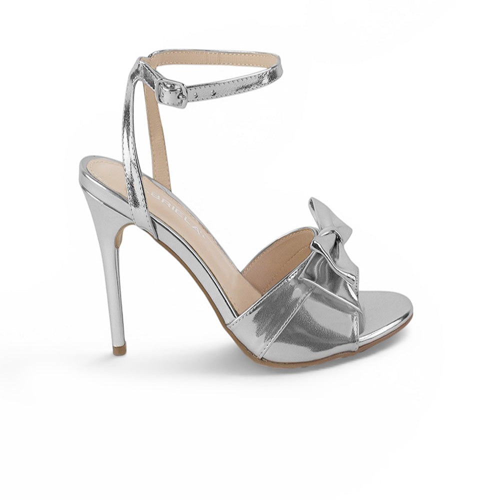 vista lateral de zapatilla plata de mujer con moño y tacon delgado