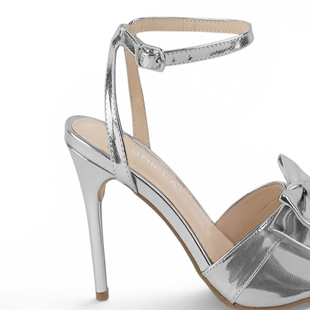 vista trasera de zapatilla plata de mujer con tacon delgado y moño