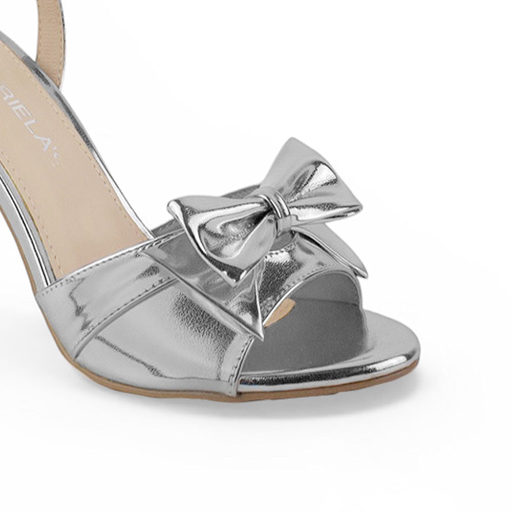 detalle de material fresco en zapatilla plata con moño para mujer