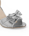 detalle de material fresco en zapatilla plata con moño para mujer