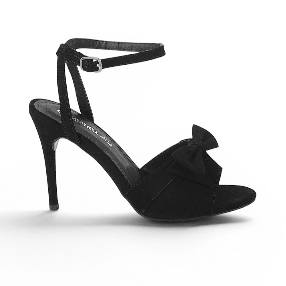 vista lateral de zapatillas negras con pulsera y tacon de mujer