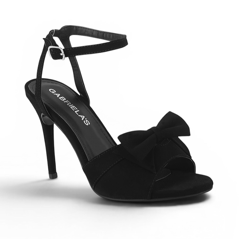 vista diagonal de zapatillas negras de mujer con pulsera y moño